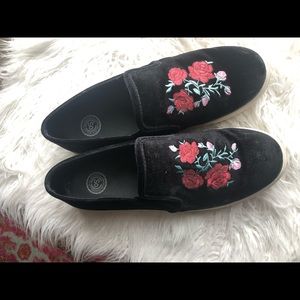 SO black velvet embroidered slide on sneakers